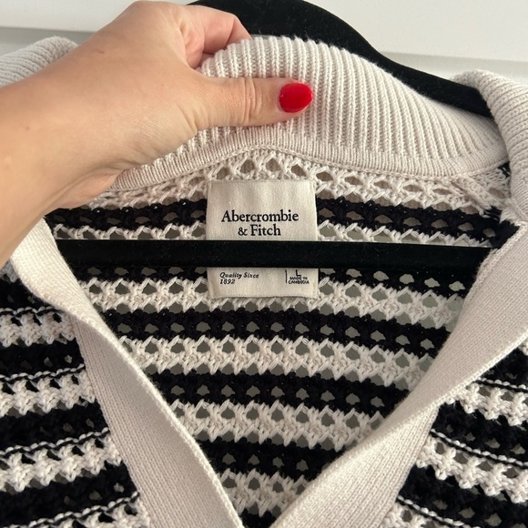 Abercrombie & Fitch black and white knit v neck sweater - Picture 7 of 7